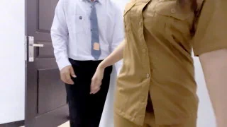 Teachers teach students biology lessons with practice 